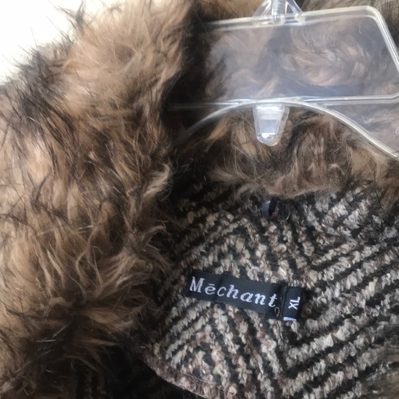 Cape Tweed with faux fur collar - Picture 2 of 4